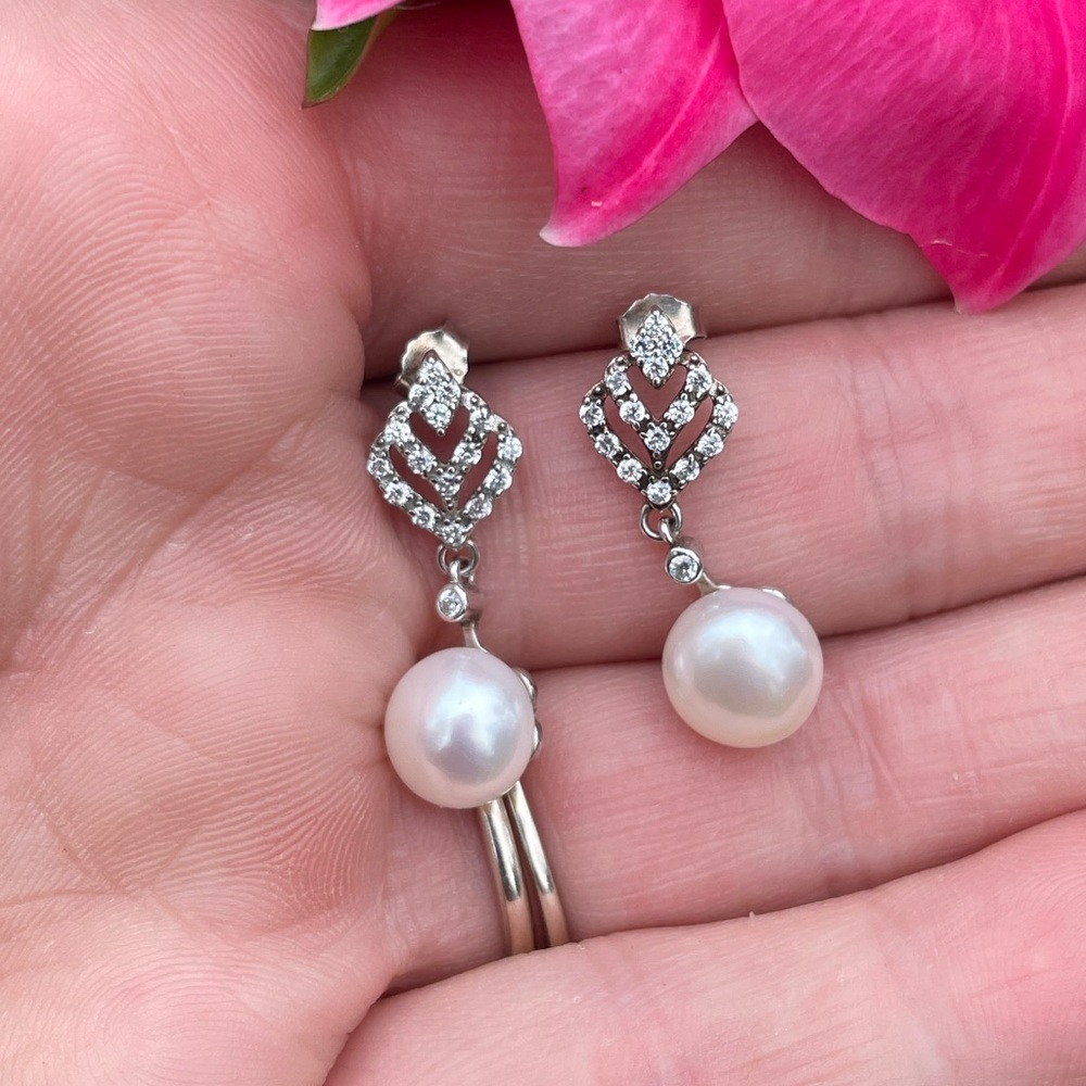 Pearl Earrings​​ - Picture 3 of 6